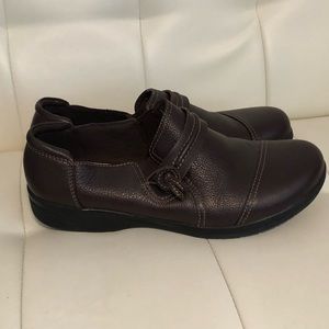 Clarks women’s brown size 6 shoes.